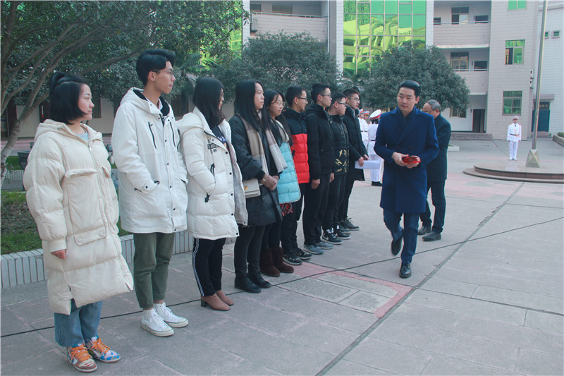 郧阳中学昨天迎来一批特殊的学生 10名"学霸"回母校传