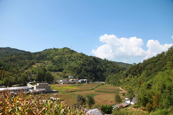 蓝天白云下的沙坝村